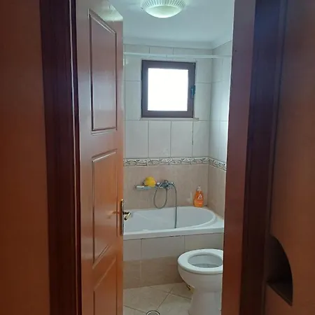 Leonidas Apartament *